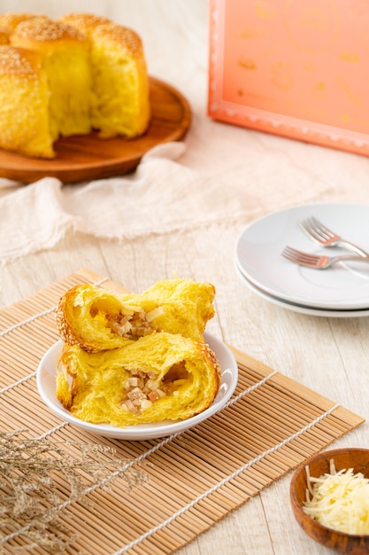 Roti sobek ou roti gembong ou pão macio este pão tem um sabor doce com uma textura macia