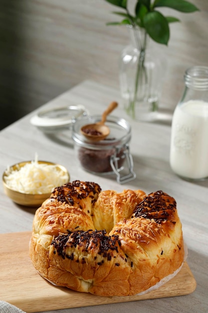 Roti Sobek Pull Apart Bread Bundt con queso rallado y chispas de chocolate