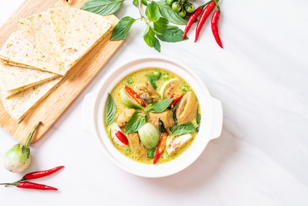 Roti und grüner Curry mit Huhn