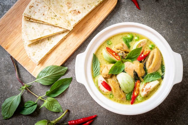 Roti und grüner Curry mit Huhn