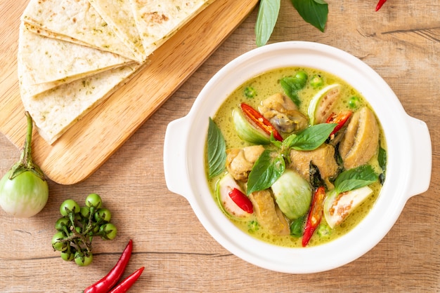 Roti und grüner Curry mit Huhn