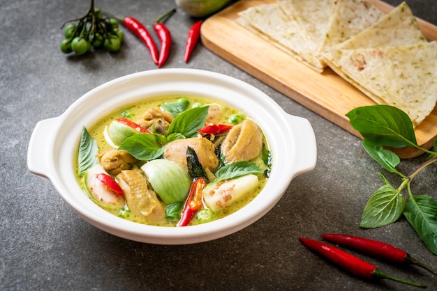 Foto roti und grünes curry mit huhn