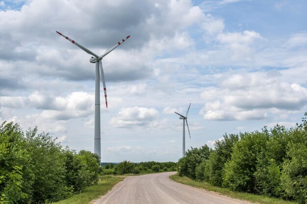 Rotierende Blätter einer Windmühle Propeller auf blauem Himmelshintergrund Erzeugung von Windenergie Reine grüne Energie