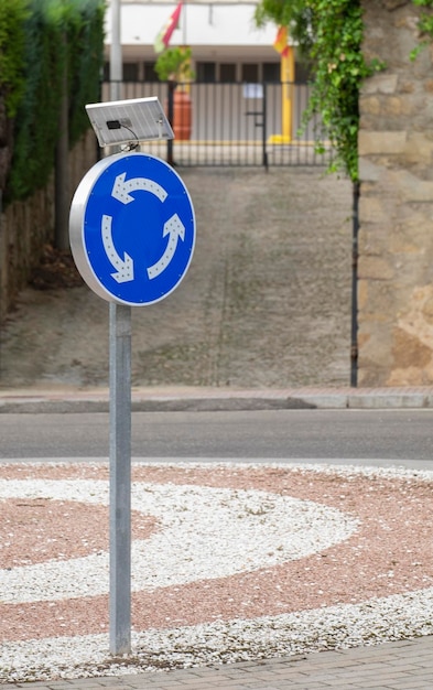 Rotierendes obligatorisches Fahrtrichtungssignal für Fahrzeuge mit LED-Leuchten, die von Solarpaneelen angetrieben werden und über Verkehrszeichen und Verkehrsregeln angebracht sind