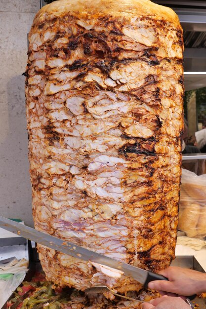 Rotierendes traditionelles Gyros-Fleisch aus nächster Nähe