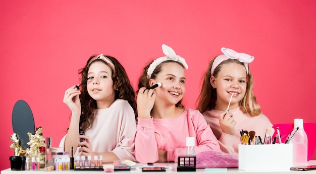 Rotina de beleza Maquiagem infantil Beleza e moda Passatempo e diversão Meninas felizes fazendo maquiagem Irmãs fofas brincam com cosméticos Cosméticos para crianças Salão de beleza Irmandade felicidade Cuidados com a pele