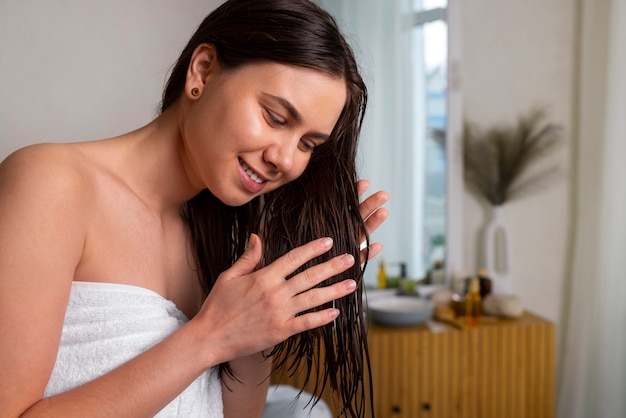 Foto rotina noturna de cabelo de mulher de tiro médio