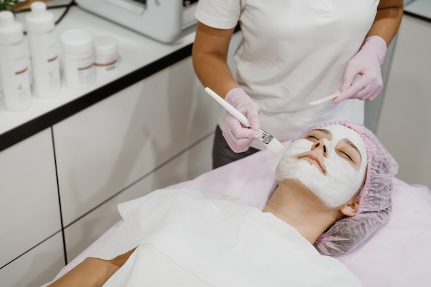 Rotina profissional de cuidados com a pele facial para adolescentes em salão de beleza máscara profissional para jovens