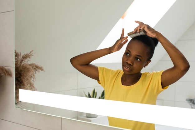 Rotinas diárias de cuidados com o cabelo para garota africana