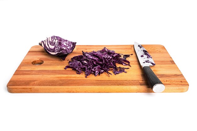 Rotkohl auf dem Schneidebrett isoliert auf weißem Hintergrund Kohlrabi-Rotkohlsalat