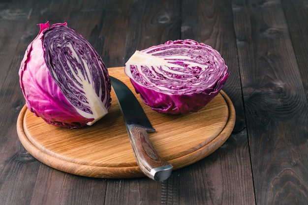 Rotkohl auf einem Holz