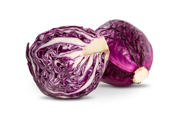 Rotkohl auf einem Weiß isoliert. Frisches Gemüse.