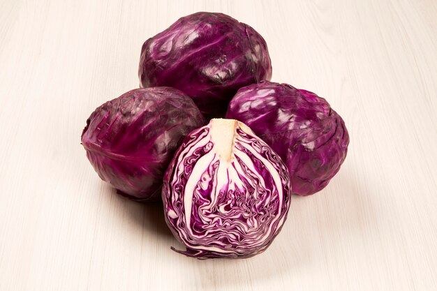 Rotkohl auf einem Weiß isoliert. Frisches Gemüse.