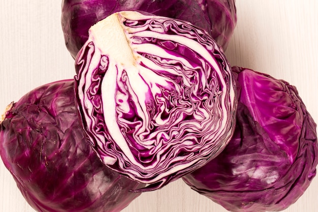 Rotkohl auf einem Weiß isoliert. Frisches Gemüse.