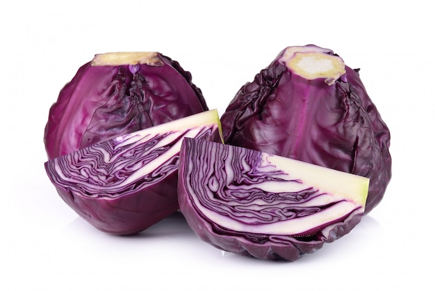 Rotkohl auf weißer Wand