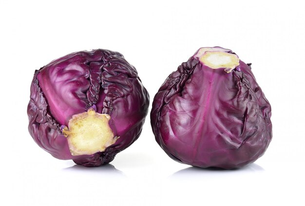 Rotkohl auf weißer Wand