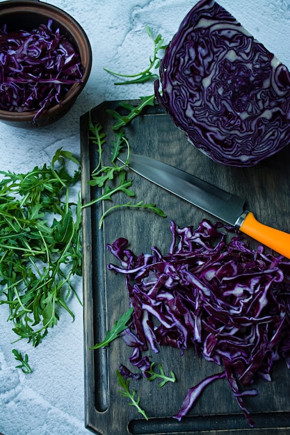 Rotkohl geschnitten mit Arugula in der Oberfläche auf Betondecke