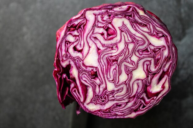 Rotkohl, gesunder Salat aus rohem Gemüse (Krautsalat, köstlicher Snack oder Blaukohl)