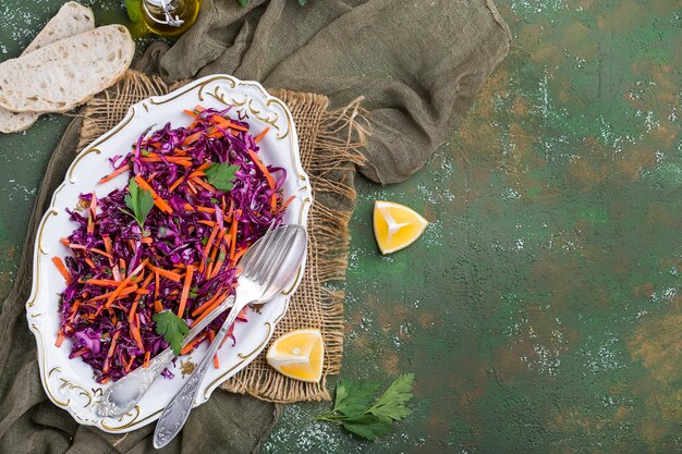 Rotkohl-Krautsalat-Salat mit Karotten mit einem Dressing aus Olivenöl und Zitrone
