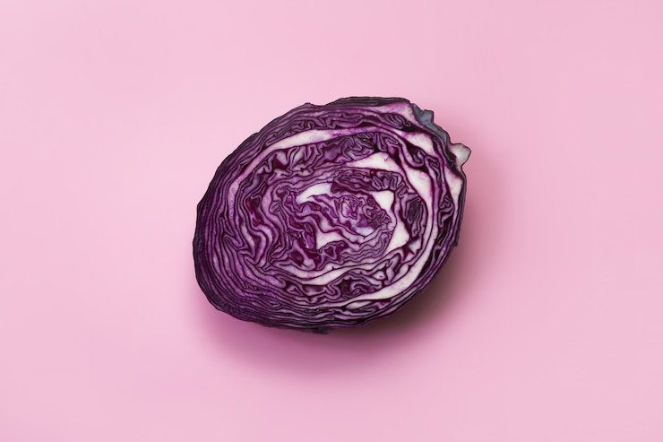Foto rotkohl wird halbiert.