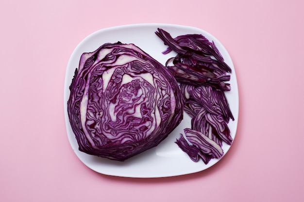 Foto rotkohl wird halbiert.