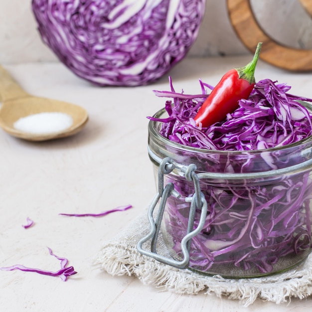 Rotkohl wird in einem Glas gehackt