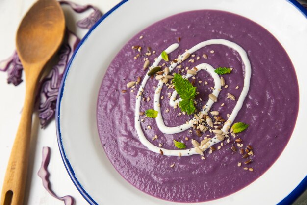 Rotkohlcreme mit Birne. Traditionelles spanisches Tapa-Rezept.