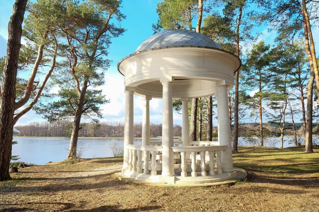 Rotonda en el bosque a la orilla del lago