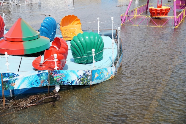 Foto rotonda inundada en el terraplén