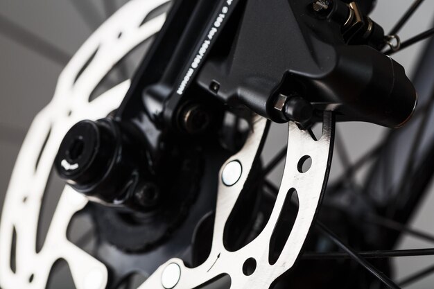 Rotor de freno de bicicleta brillante primer plano en macro con enfoque selectivo