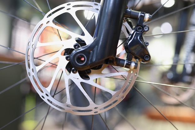 Rotor de freno de disco de bicicleta en foco detalles metálicos del concepto de transporte