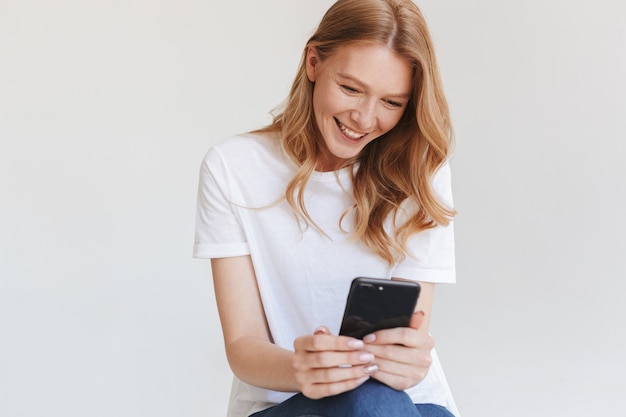 Rotschopf glückliche Frau mit Handy.