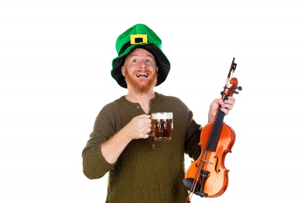 Rotschopfmann mit grünem Hut und einer Geige, die ein Bier trinkt