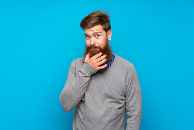 Rotschopfmann mit langem Bart über isoliertem blauem Denken