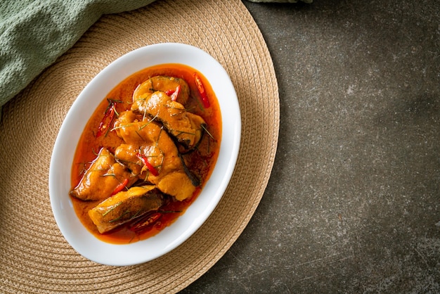 Rotschwanz-Welsfisch in getrockneter roter Curry-Sauce, die Choo Chee genannt wird