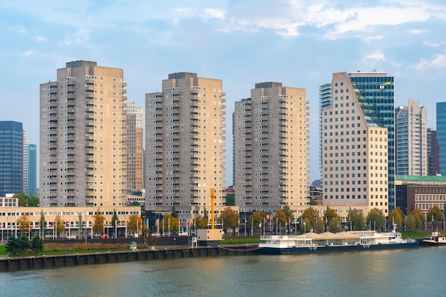 Rotterdam, Holanda - 13.10.2019: la ciudad de Rotterdam en el río Maas en Holanda Meridional. Países Bajos.