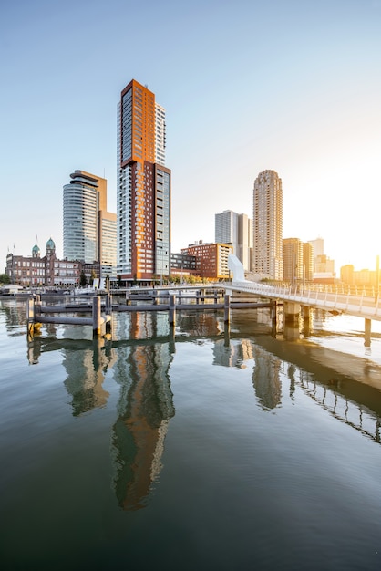 ROTTERDAM, HOLANDA - 6 de agosto de 2017: Vista da paisagem urbana no bairro moderno com belos arranha-céus no porto de Rijn durante a manhã em Rotterdam