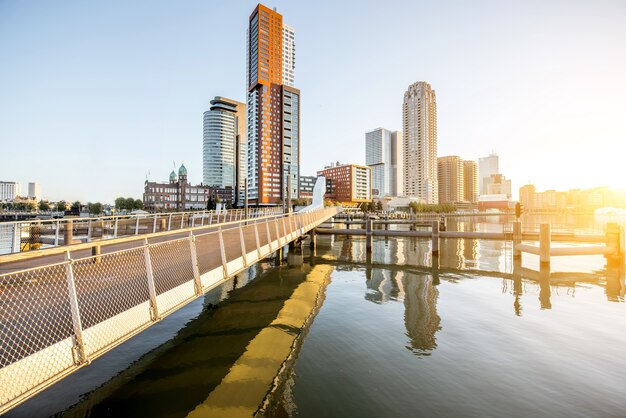 ROTTERDAM, HOLANDA - 6 de agosto de 2017: Vista da paisagem urbana no bairro moderno com belos arranha-céus no porto de Rijn durante a manhã em Rotterdam