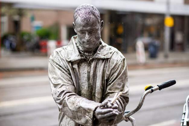 Rotterdam Niederlande 26. März 2023 Skulptur eines Mannes auf einer Stadtstraße im Regen