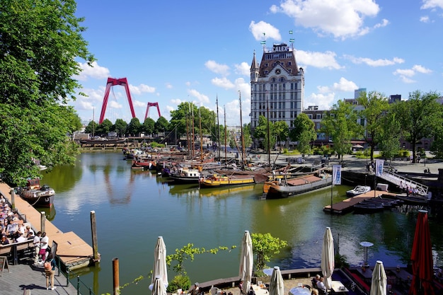 ROTTERDAM PAÍSES BAJOS 9 DE JUNIO DE 2022 Oude Haven uno de los puertos más antiguos de Rotterdam con el edificio Witte Huis y el puente Willemsbrug países Bajos