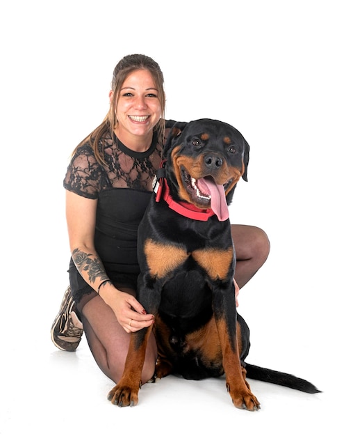 Rottweiler e mulher em estúdio