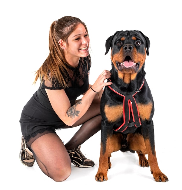 Rottweiler en estudio y mujer