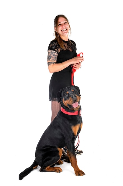 Rottweiler y mujer en estudio