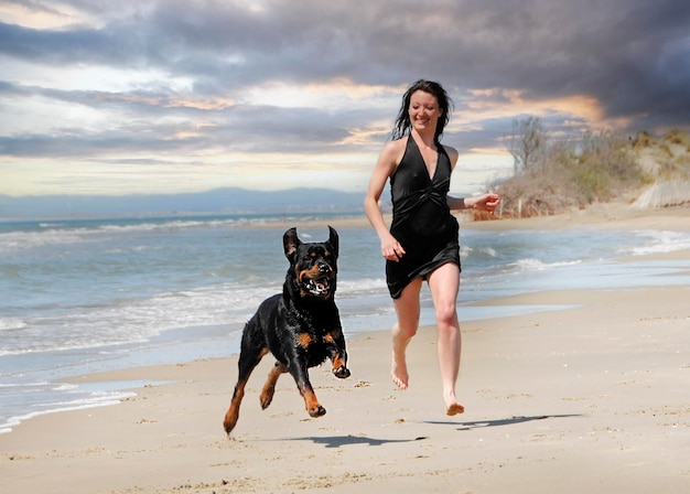 Rottweiler y mujer