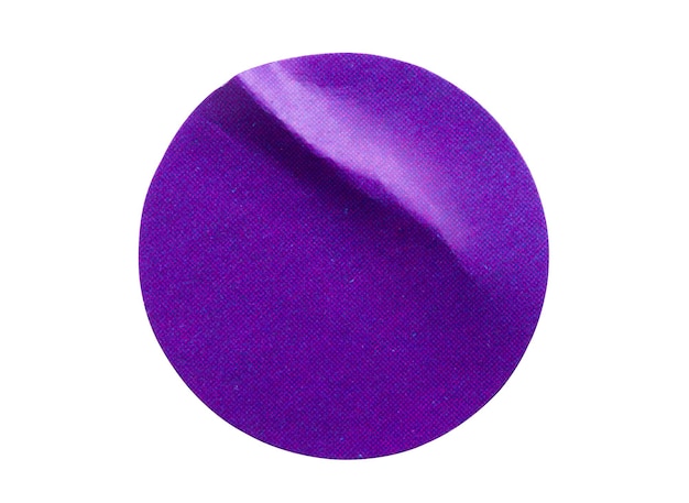 Rótulo de adesivo de papel adesivo redondo roxo em branco isolado no fundo branco