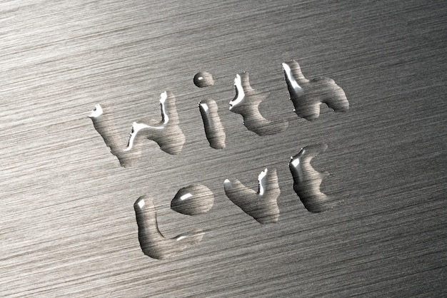 Rótulo transparente com amor em uma superfície de metal cinza