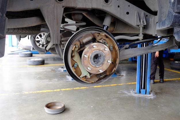 Foto rotura de disco en el coche en proceso para un nuevo reemplazo