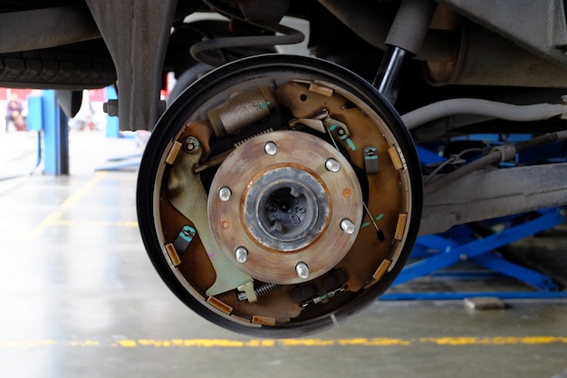 Foto rotura de disco en el coche en proceso para un nuevo reemplazo