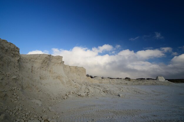 Rotura de piedra caliza y cielo