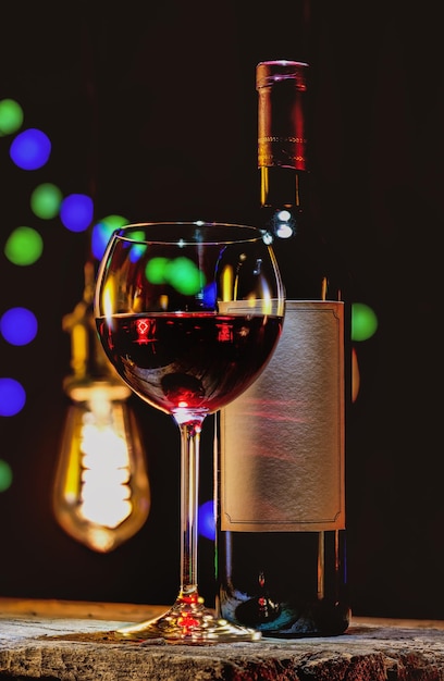 Rotwein auf einem Hintergrund von Vintage-Lampen